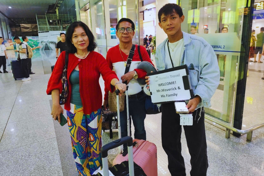Auasia Travel airport pickup welcoming Mr. Maverick and family at Noi Bai